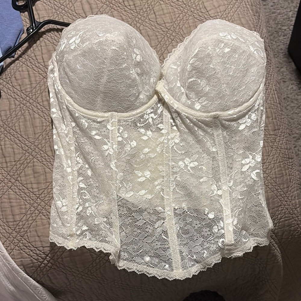Elegant Lace Bustier in Cream